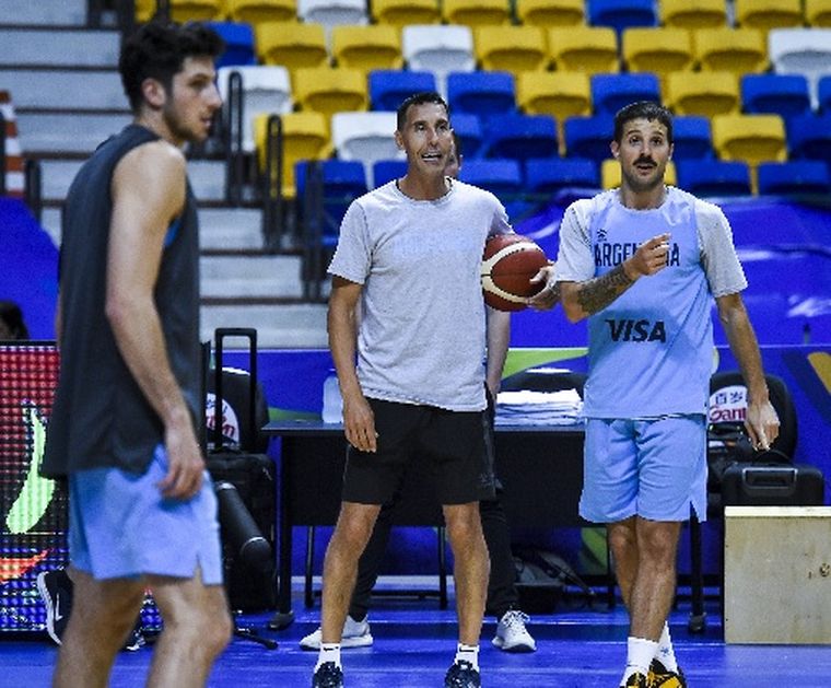 Pablo Prigioni, en su nuevo rol de entrenador de la Selección (Foto: @cabboficial)