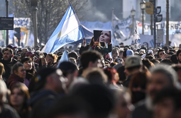 FOTO: Así se vivió la marcha a Plaza de Mayo en repudio al ataque a Cristina Kirchner.