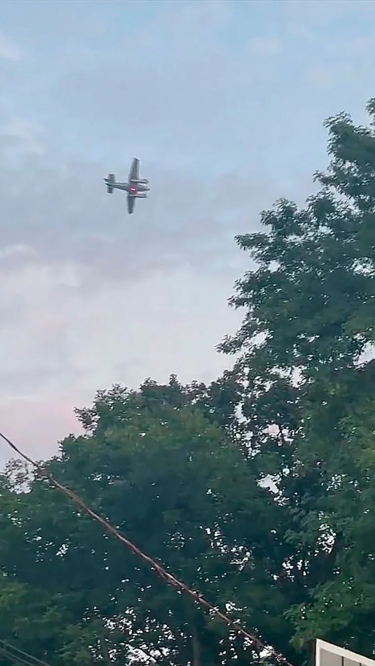 Alerta en Estados Unidos: un piloto amenazó con estrellar su avión en una tienda.