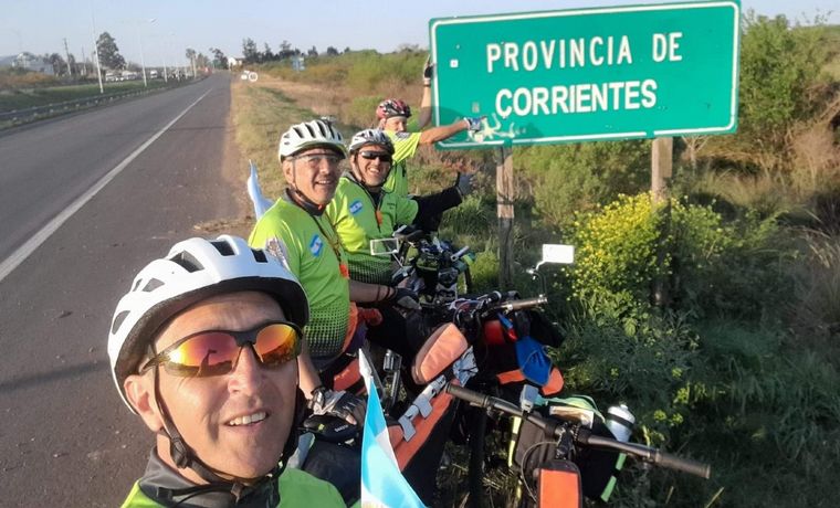 Cuatro ciclistas recorren más de mil kilómetros en peregrinación a Salta.