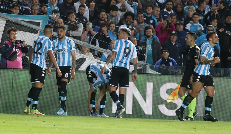 En el final, Racing le ganó a Argentinos Juniors y quiere pelear arriba.