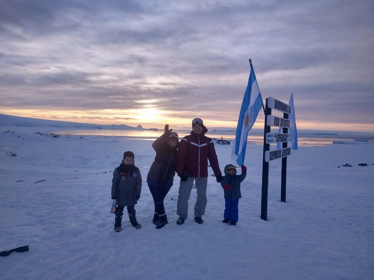 FOTO: Soledad Otaola y su familia en la Antártida argentina. 