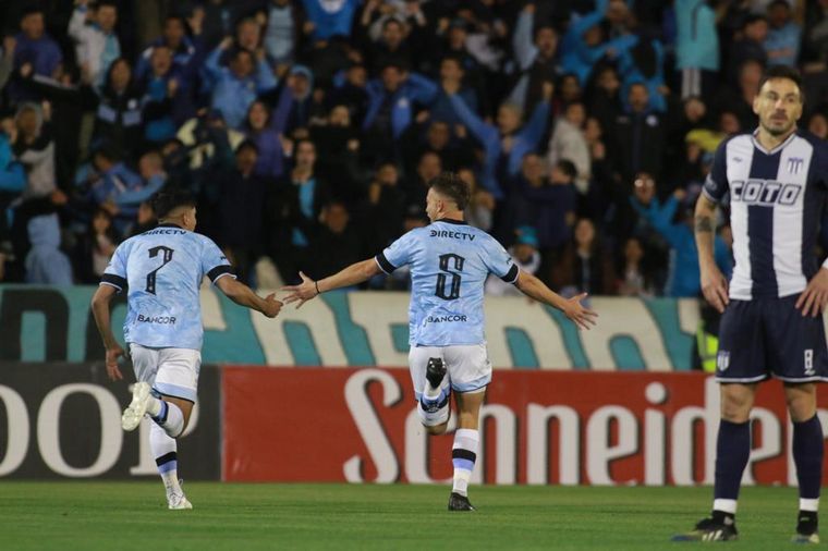 Santiago Longo festeja el primer tanto del