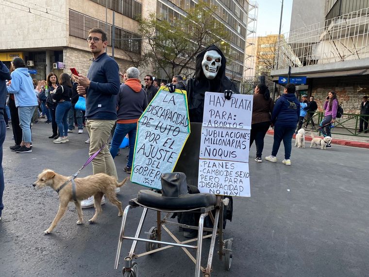 Los prestadores y familiares se manifiestan en la capital cordobesa. 