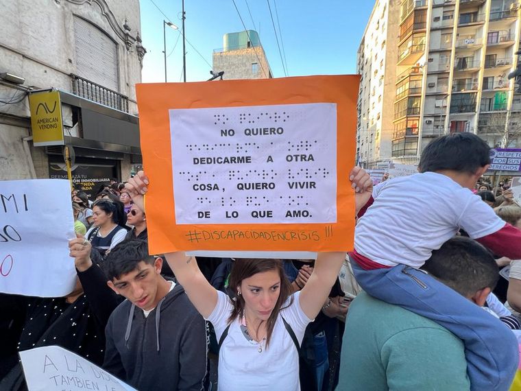 Los prestadores y familiares se manifiestan en la capital cordobesa. 