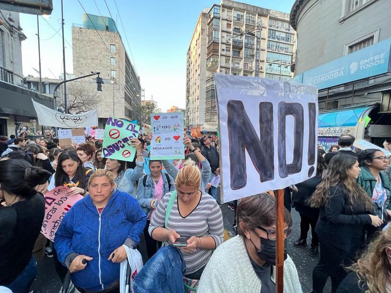 Los prestadores y familiares se manifiestan en la capital cordobesa. 