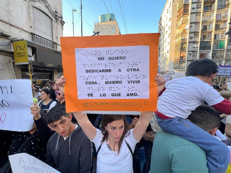 Los prestadores y familiares se manifiestan en la capital cordobesa. 