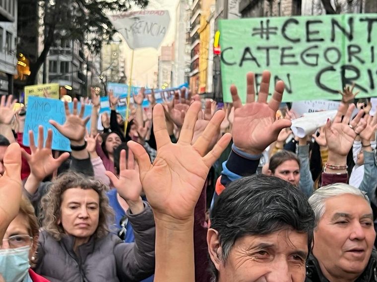 Los prestadores y familiares se manifiestan en la capital cordobesa. 