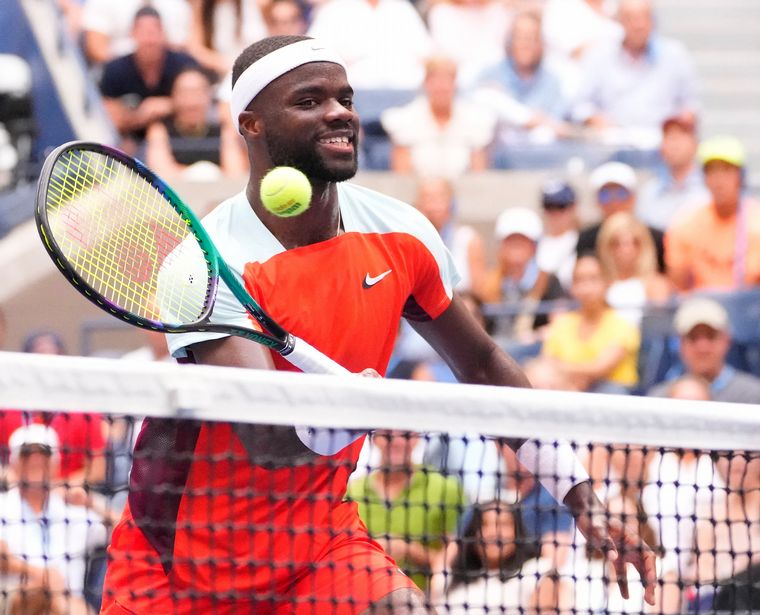 El estadounidense Tiafoe sigue a paso firme en el último Grand Slam del año.