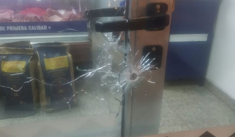 Dos heridos de bala tras asalto a un comercio y huida a los tiros en Arroyito. 