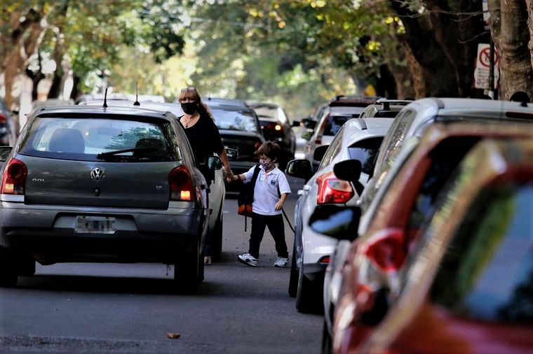 FOTO: Estacionamiento en doble fila, una falla repetida en los accesos a las escuelas.