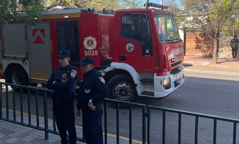 Dos estudiantes terminaron con quemaduras tras un experimento químico que salió mal.