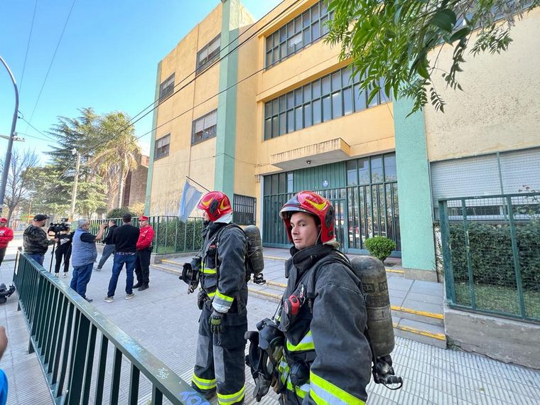 Tres alumnos resultaron quemados tras un experimento fallido de química.