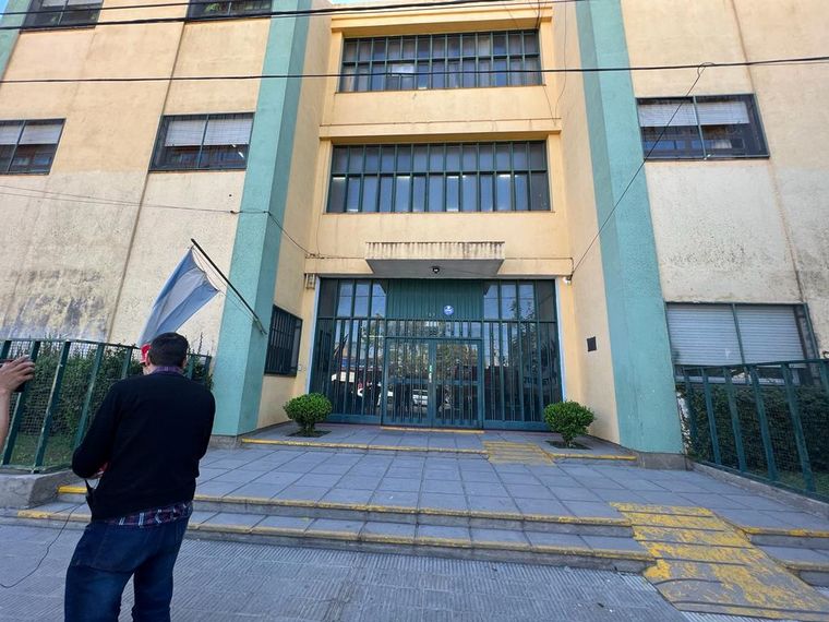 Tres alumnos resultaron quemados tras un experimento fallido de química.