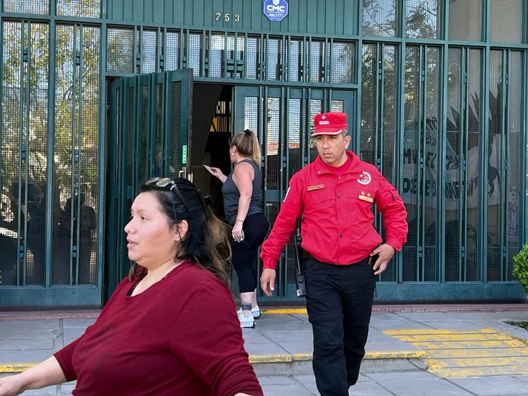 Tres alumnos resultaron quemados tras un experimento fallido de química.