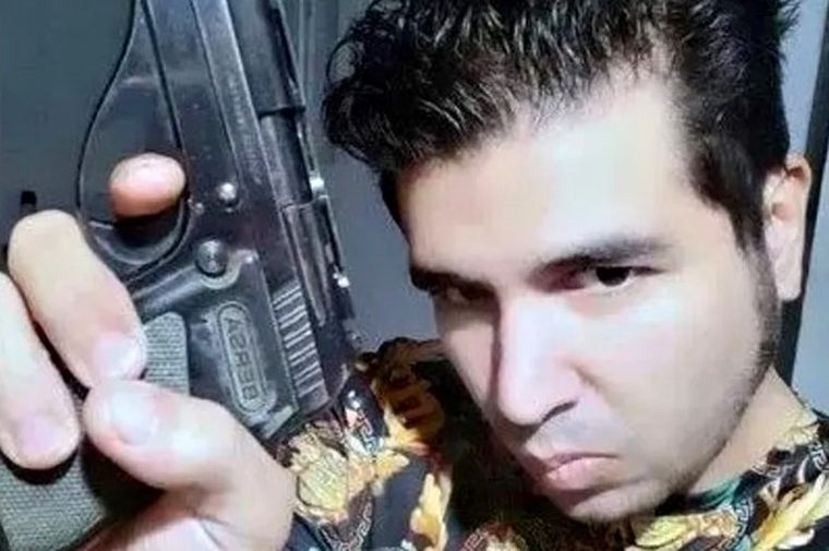 FOTO: Fernando Sabag Montiel, posando con el arma del ataque (Foto: Télam).