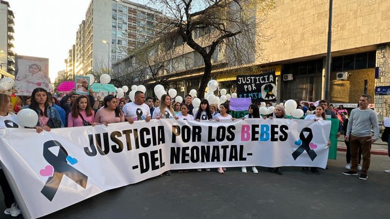 FOTO: La marcha en Córdoba que se realizó para pedir justicia por la muerte de los bebés. 