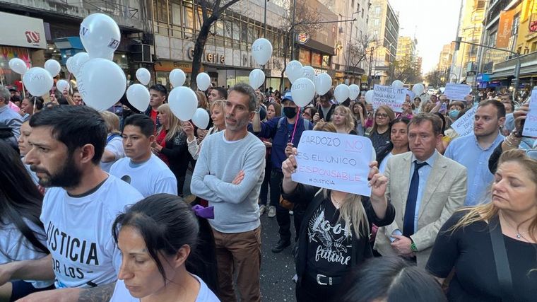 Marchan en Córdoba para pedir justicia por la muerte de los bebés en el Neonatal.
