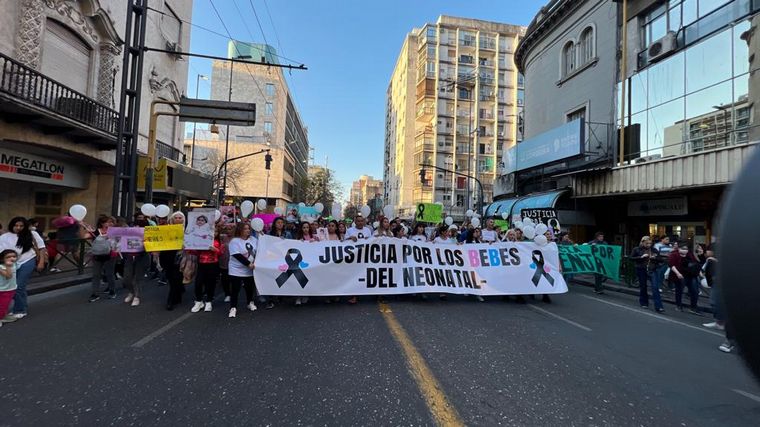 Marcharon por las muertes de los bebés en el Neonatal