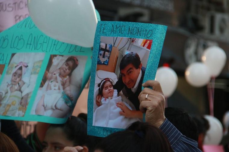 FOTO: Marcharon por las muertes de los bebés en el Neonatal