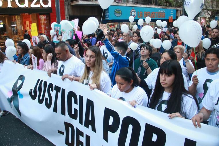 FOTO: Marchan en Córdoba para pedir justicia por la muerte de los bebés en el Neonatal.