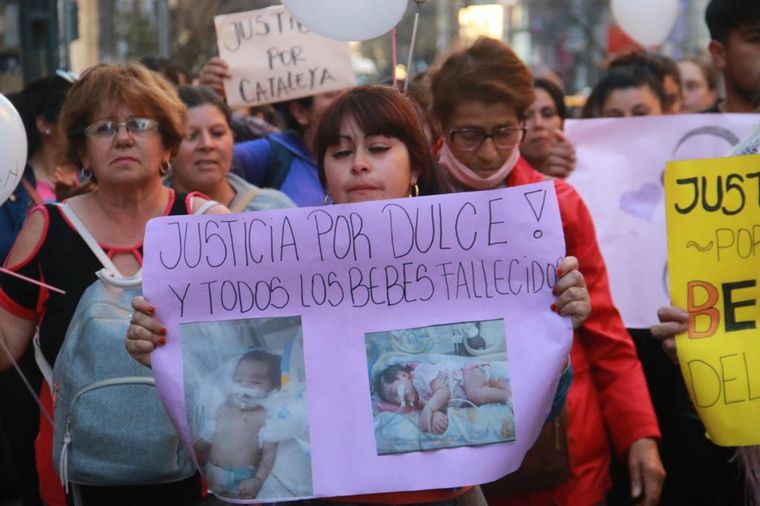 Marcharon por las muertes de los bebés en el Neonatal