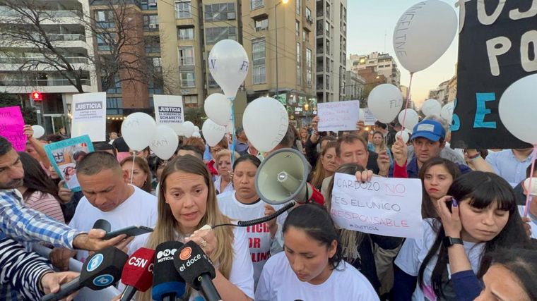 Marcharon por las muertes de los bebés en el Neonatal