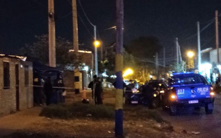 FOTO: Mataron a un hombre e hirieron a otros dos en una balacera en zona sur de Rosario. 