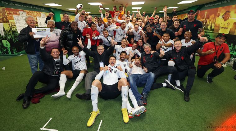 Los jugadores de Athletico Paranaense, celebrando en el vestuario el pase a la final.