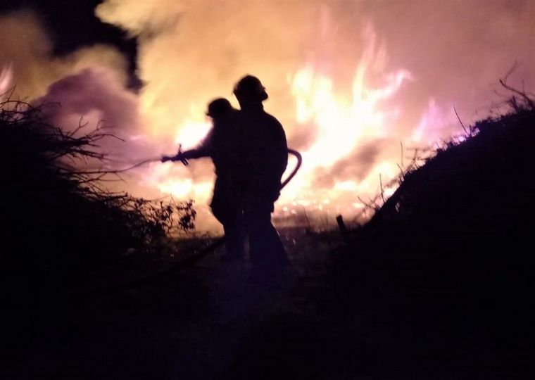FOTO: Impactante: los bomberos trabajan para sofocar el incendio.