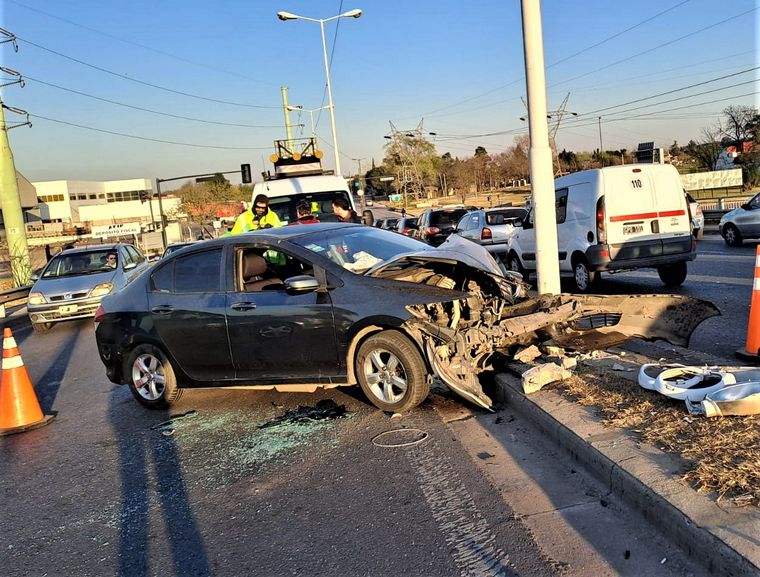 Impresionante choque en el puente Sorrento: se durmió y chocó una columna