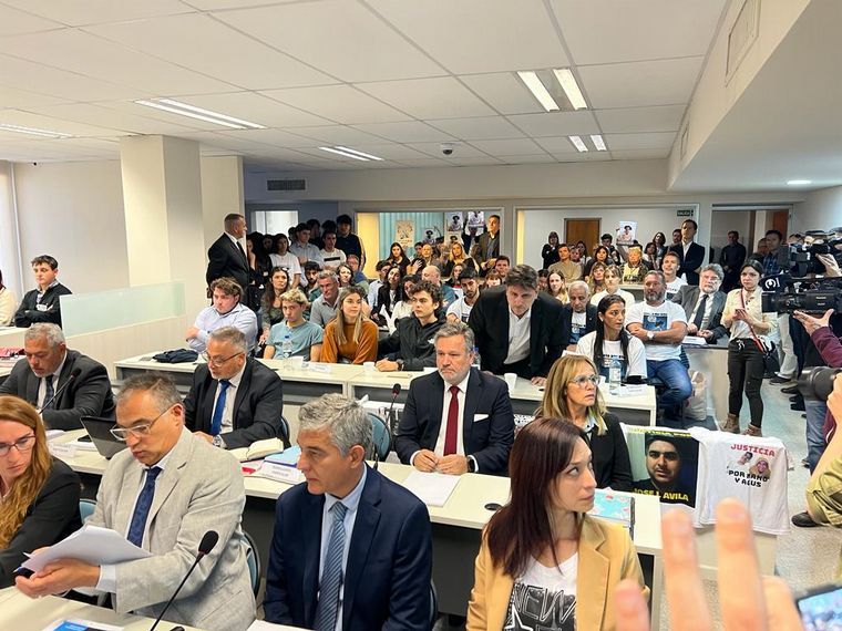 Acusadores. Hidalgo (de traje claro) y López Villagra (a su izquierda).