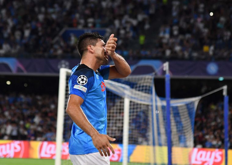 FOTO: Gio Simeone festejó en la sorprendente goleada de Napoli (Foto: @ChampionsLeague)