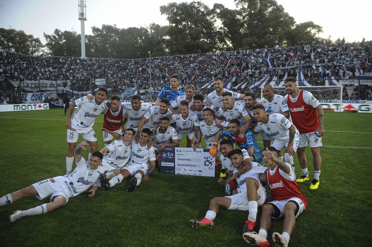 FOTO: Los jugadores de Quilmes celebran la clasificación por penales.