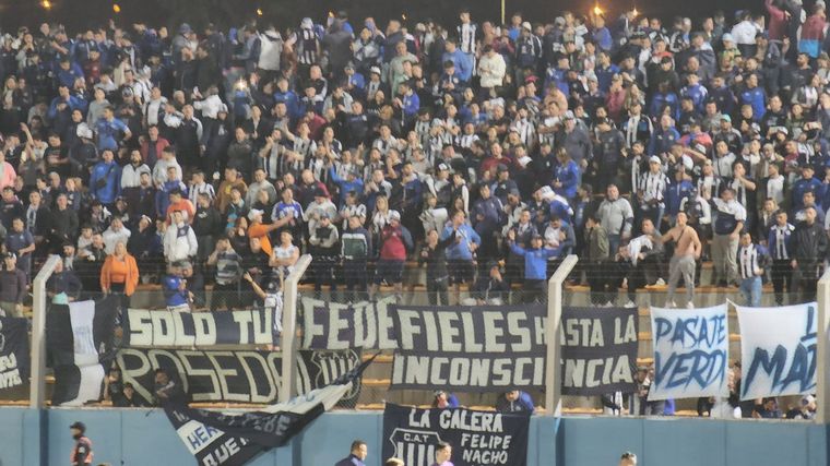 Los hinchas de Talleres, en el estadio Juan Gilberto Funes.