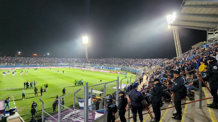 Los hinchas de Talleres, en el estadio Juan Gilberto Funes.