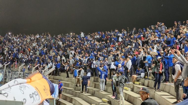 Los hinchas de Talleres, en el estadio Juan Gilberto Funes.