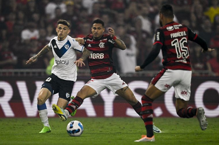 FOTO: Vélez luchó, pero no pudo con la superioridad de Flamengo.
