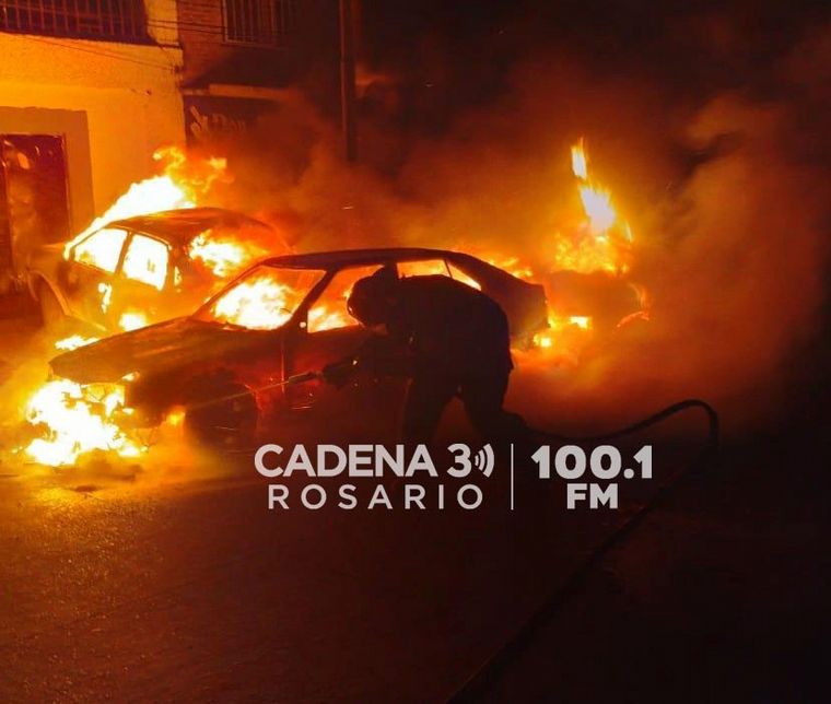 FOTO: Tres autos se prendieron fuego en zona oeste y quedaron totalmente destruidos.