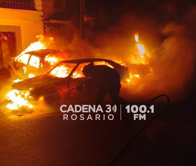 Tres autos se prendieron fuego en zona oeste y quedaron totalmente destruidos.