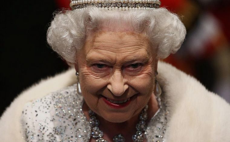 FOTO: Cinco curiosidades de Isabel II de Inglaterra que reveló su modista en su libro