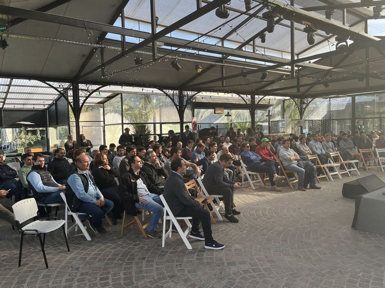 El público se actualiza sobe los desafíos de una campaña signada por la Niña