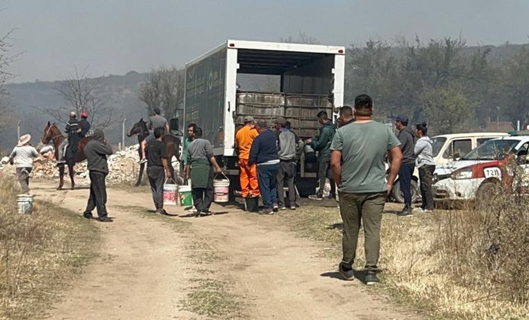 FOTO: Vecinos de San Nicolás, Malagueño, combaten un incendio a metros de las viviendas.