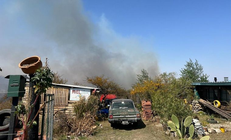 FOTO: Vecinos de San Nicolás, Malagueño, combaten un incendio a metros de las viviendas.