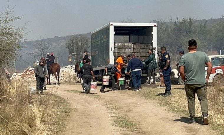 FOTO: Vecinos de San Nicolás, Malagueño, combaten un incendio a metros de las viviendas.