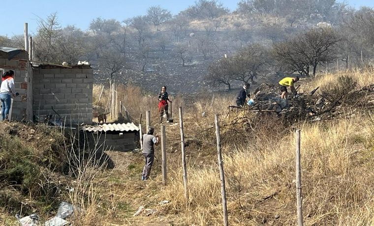 FOTO: Vecinos de San Nicolás, Malagueño, combaten un incendio a metros de las viviendas.