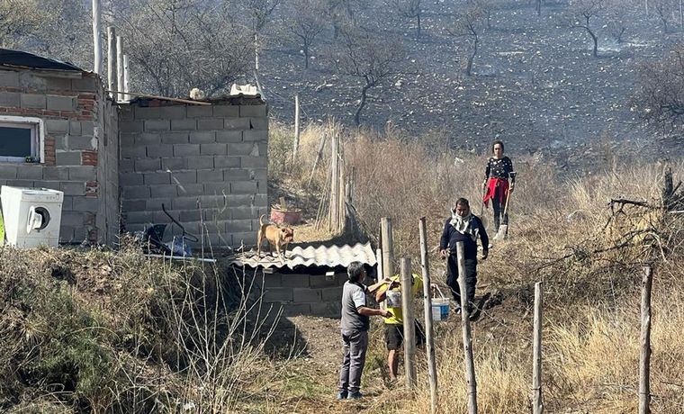 FOTO: Vecinos de San Nicolás, Malagueño, combaten un incendio a metros de las viviendas.