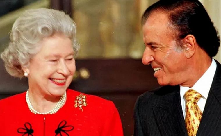 FOTO: Isabel II junto al ex presidente Carlos Memen.
