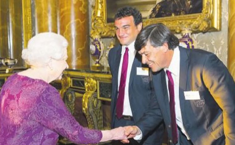 FOTO: Isabel II con Los Pumas Daniel Hourcade y Agustín Creevy.