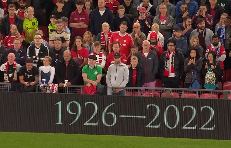 FOTO: Los jugadores de Manchester United y Real Sociedad, en el minuto de silencio.